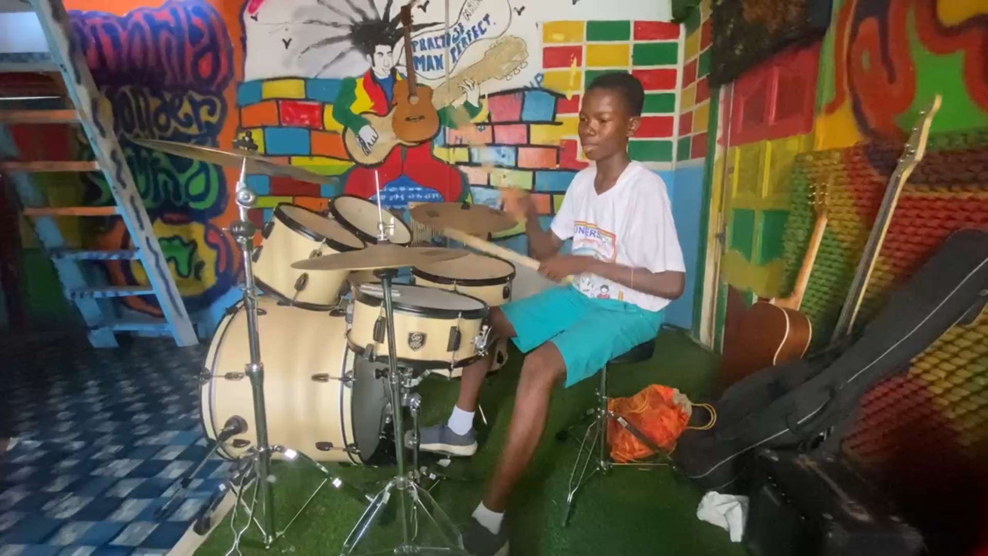 Schlagzeugunterricht in Ghana